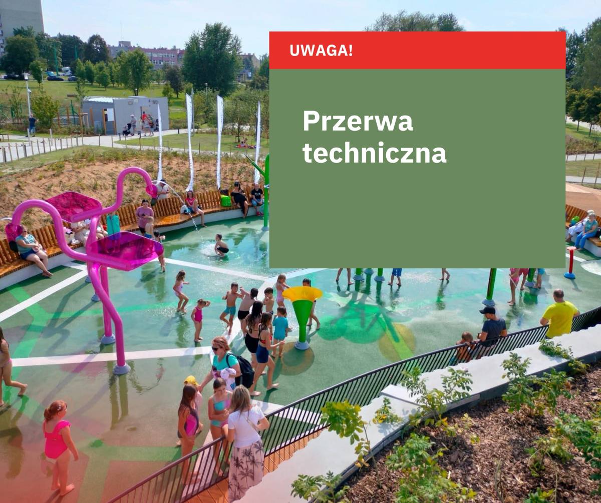 na pierwszym planie tabliczka z napisem "Uwaga przerwa techniczna", w tle bawiące się dzieci na wodnym placu zabaw, w tle drzewa i zabudowania