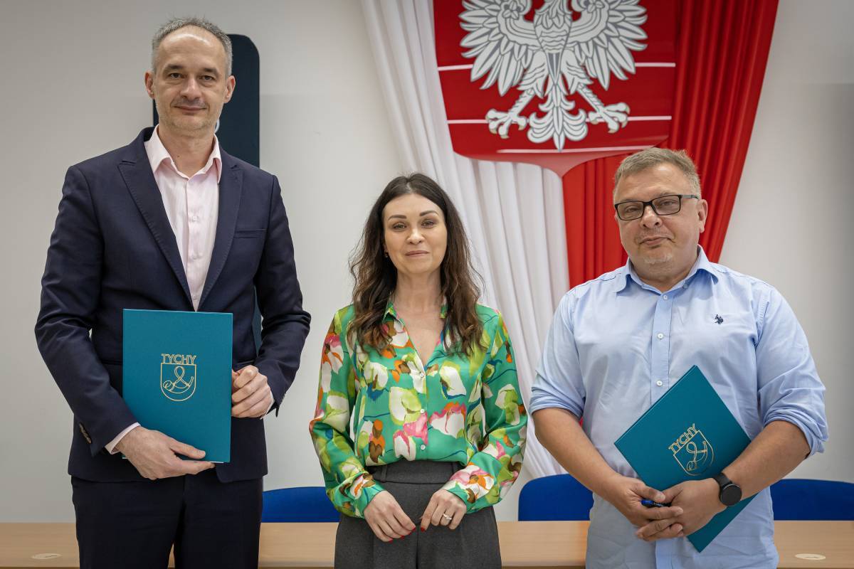 Prezydent Maciej Gramatyka, obok Agnieszka Lyszczok - dyrektor TZUK oraz Grzegorz Oleksa – właściciel firmy ABG stojący z teczkami, w których jest podpisana umowa
