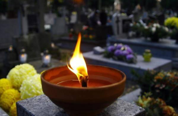 Handel przy Cmentarzu Komunalnym w Tychach – Wartogłowcu podczas święta Wszystkich Świętych