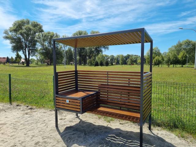 Ławka z przewijakiem na placu zabaw